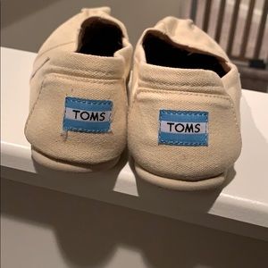 Tom’s canvas shoes